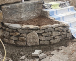 Beeteinfassung mit Muschelkalksteinen