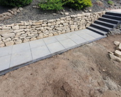 Einen Weg und Stellplatz für Gartenhaus mit Terrassenplatten gelegt