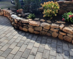 Schöne kleine Natursteinmauer in einem Innenhof Natursteinmauer