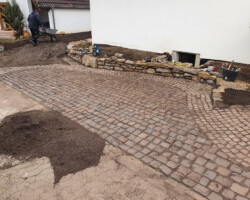 Autoabstellplatz vor dem Haus mit Altsteinpflaster